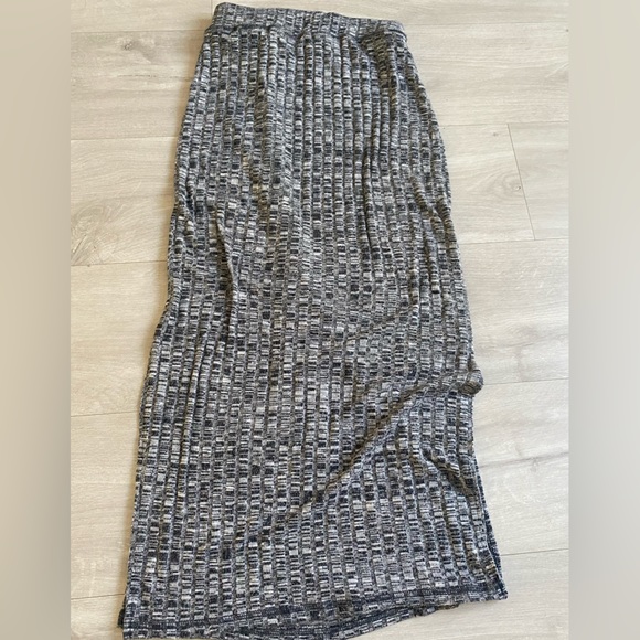 Wilfred maxi skirt fits snug - Picture 3 of 3